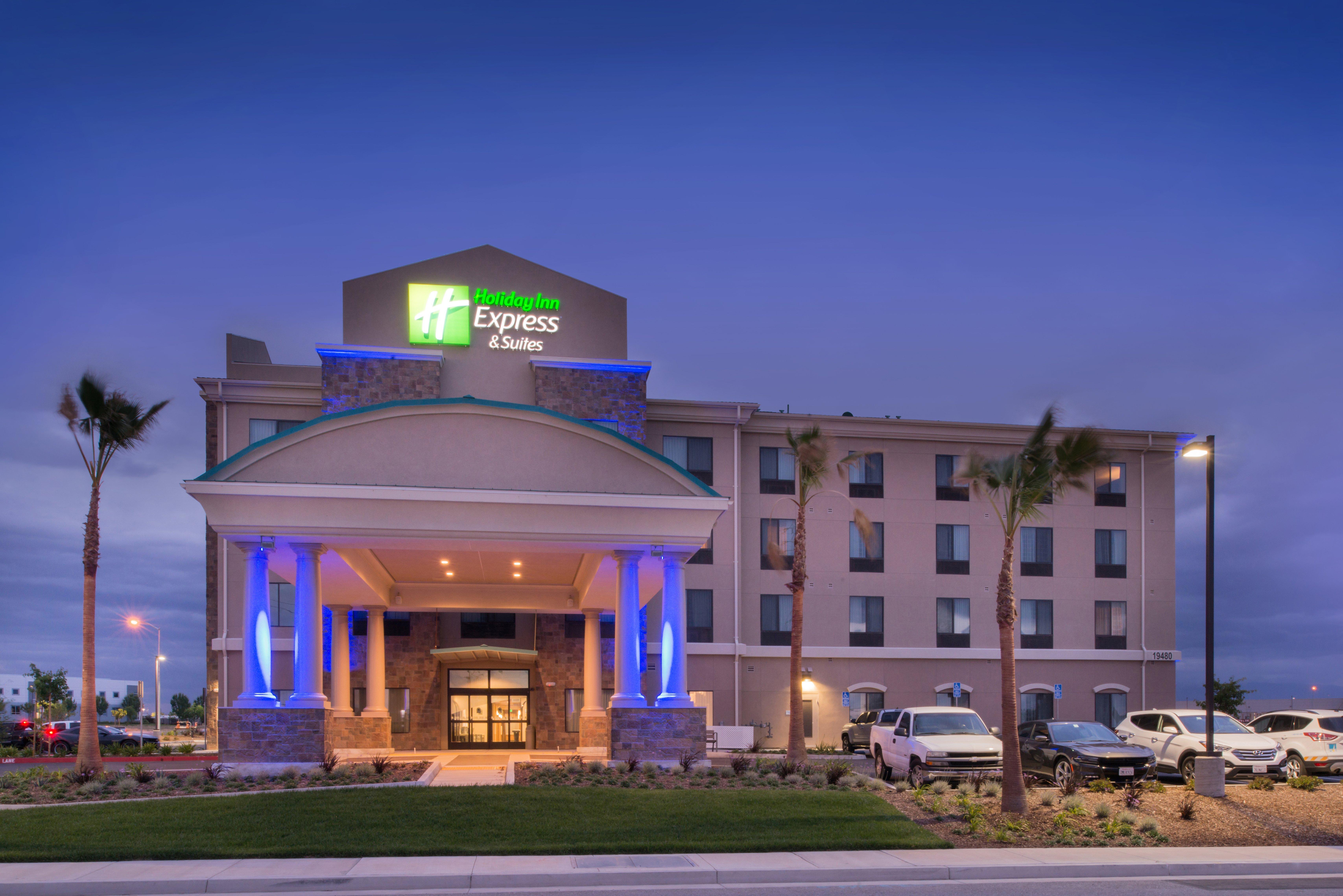 Holiday Inn Express & Suites Bakersfield Airport By Ihg Exterior photo