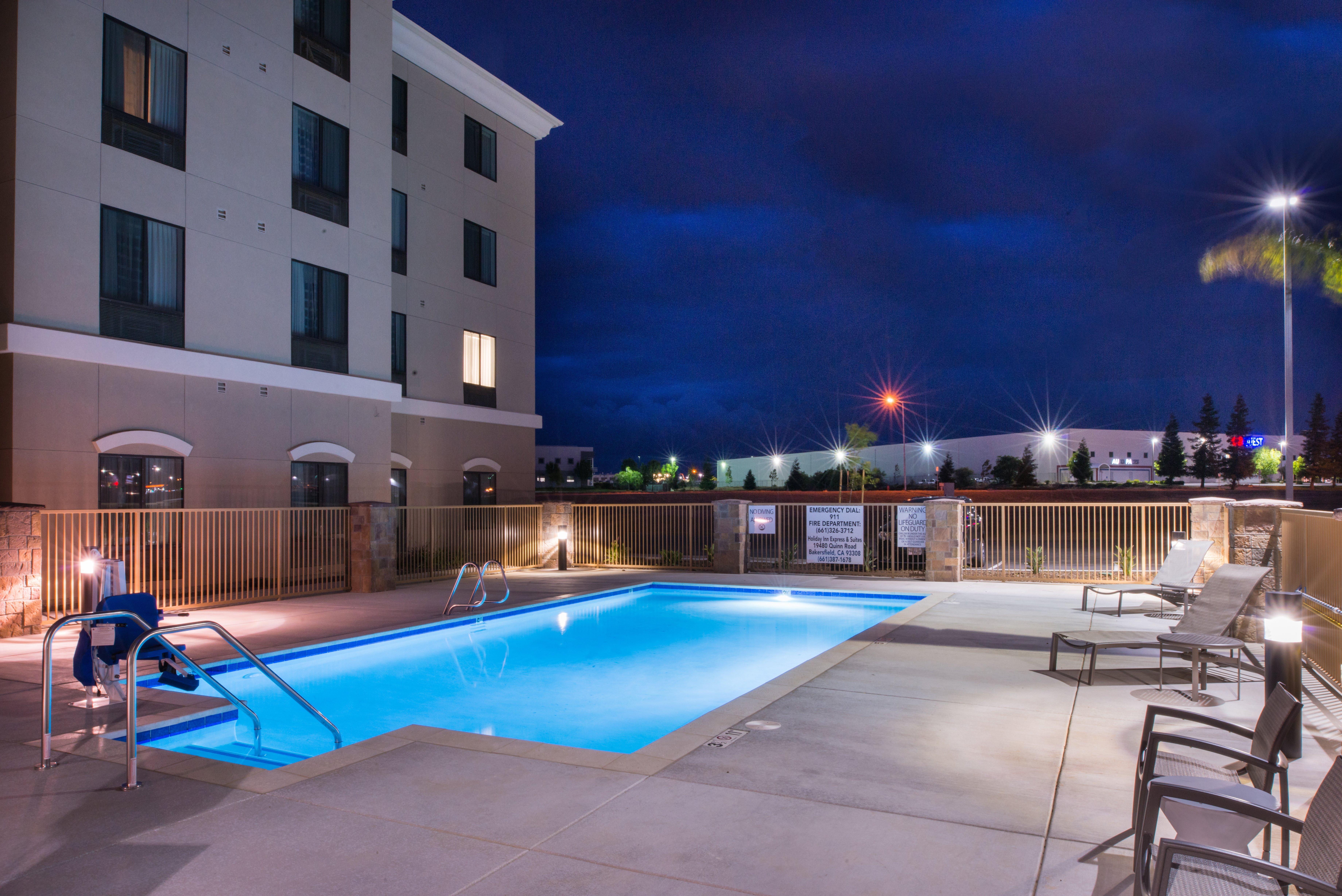 Holiday Inn Express & Suites Bakersfield Airport By Ihg Exterior photo