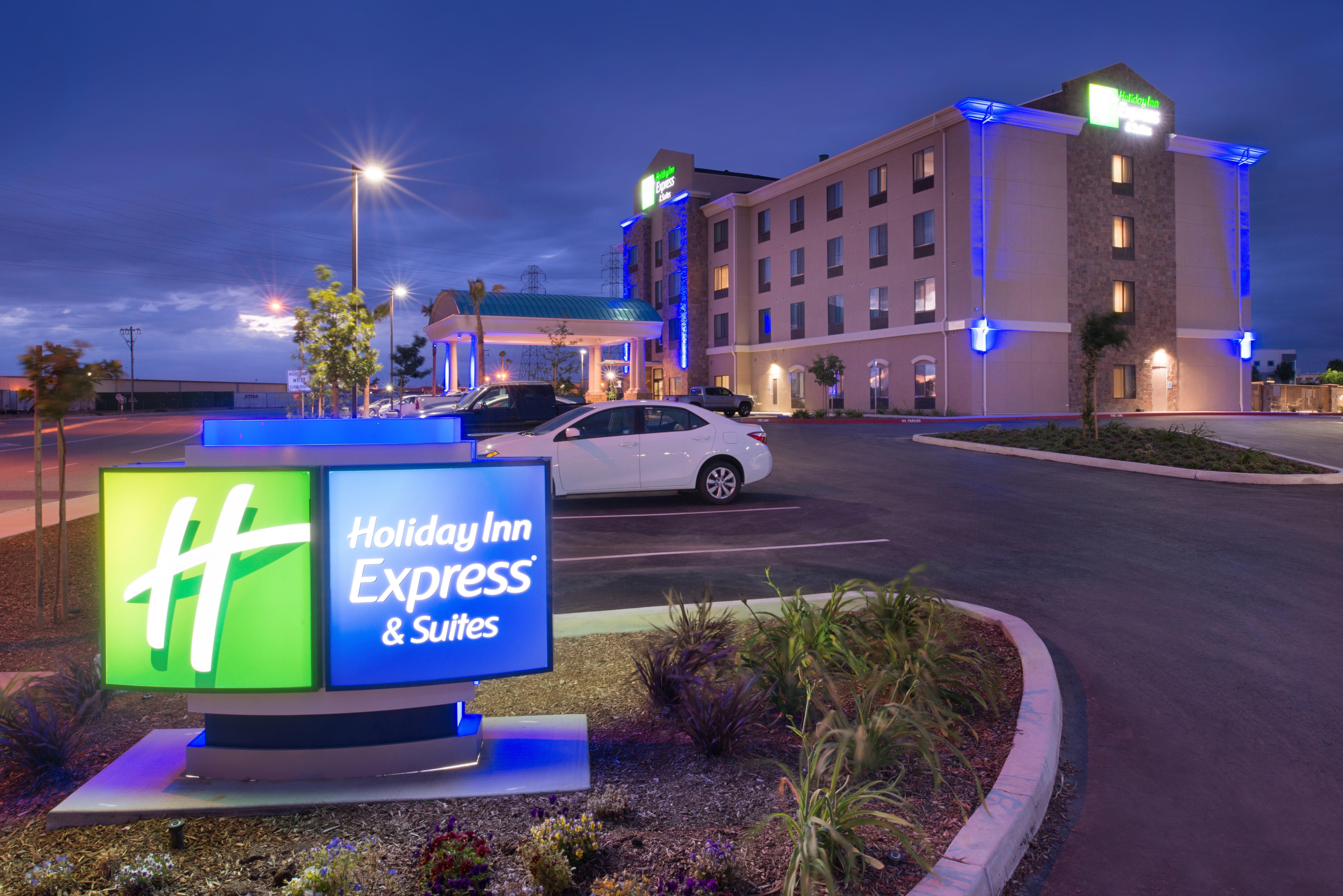 Holiday Inn Express & Suites Bakersfield Airport By Ihg Exterior photo