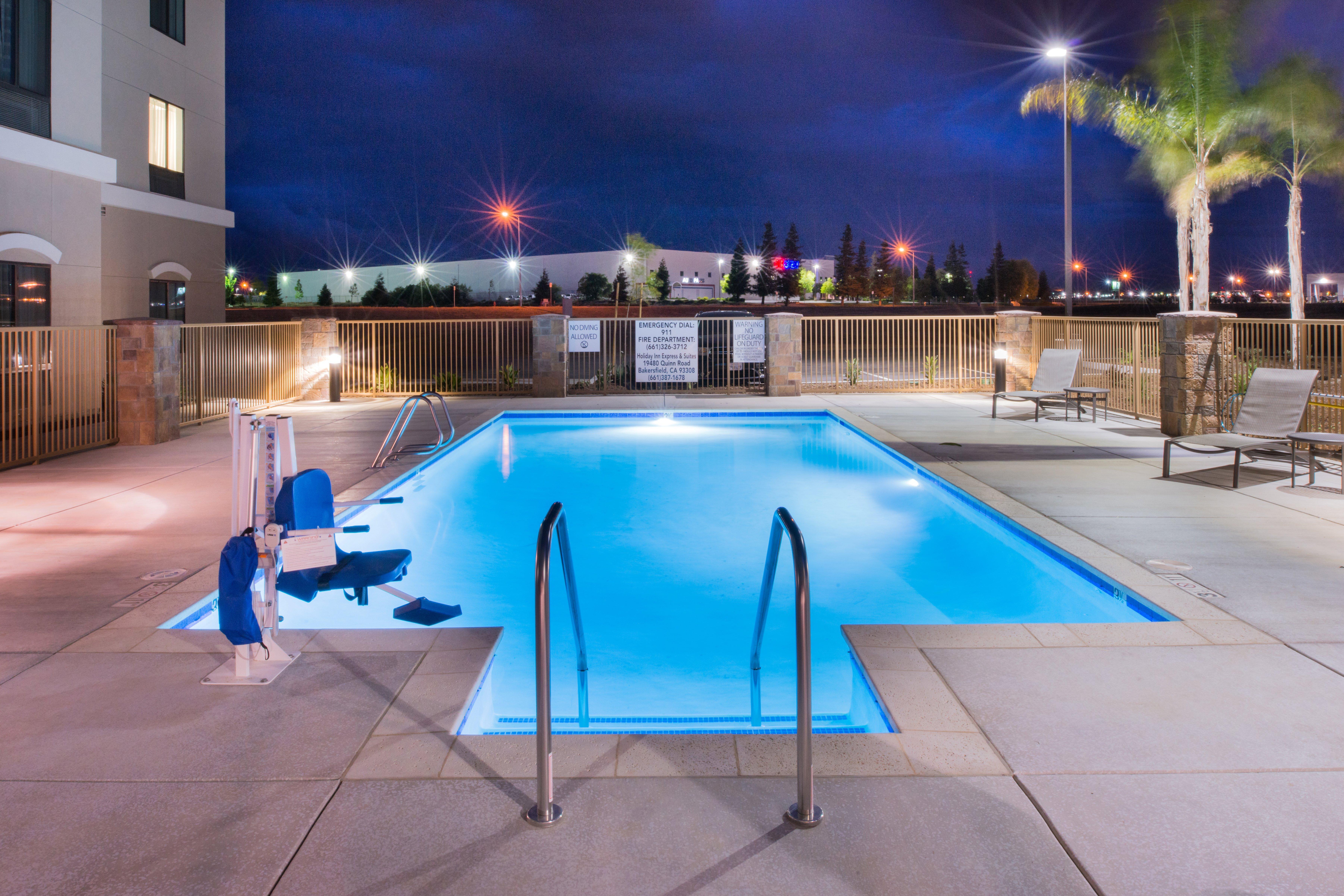 Holiday Inn Express & Suites Bakersfield Airport By Ihg Exterior photo