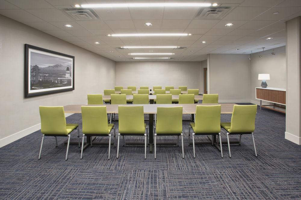 Holiday Inn Express & Suites Bakersfield Airport By Ihg Exterior photo