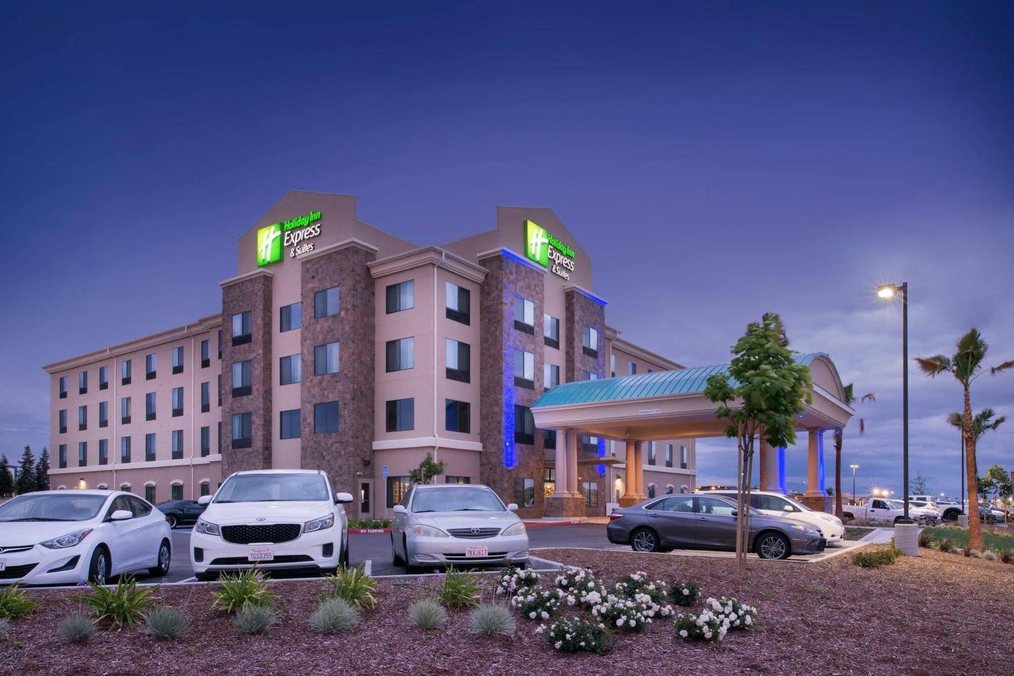 Holiday Inn Express & Suites Bakersfield Airport By Ihg Exterior photo